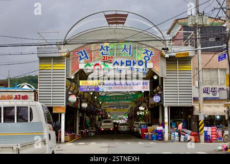 Goesan County, Südkorea - 10. September 2020: Der Eingang zum Goesan Traditional Market, einem belebten lokalen Markt, der für seine fünf-Tage-Marke bekannt ist Stockfoto