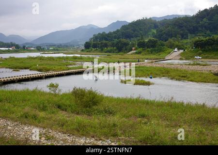 Goesan County, Südkorea - 10. September 2020: Die Menschen erkunden die flachen Gewässer am Zusammenfluss von Ssang Stream und Dal Stream, Waten, Angeln, Stockfoto