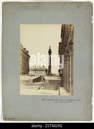Dieses Foto von 1871 zeigt die Barrikade an der Kreuzung von Rue Castiglione und Rue Saint-Honoré während der Pariser Kommune mit der Vendôme-Säule im Hintergrund. Sie repräsentiert den Aufstand und den Widerstand gegen die französische Autorität. Stockfoto