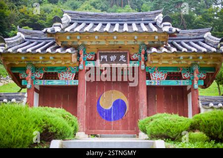 Goesan County, Südkorea - 10. September 2020: Das Eingangstor zum Chilchung Tempel, geschmückt mit einem Taegeuk-Symbol und komplizierten Danceong-Mustern Stockfoto