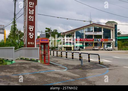 Goesan County, Südkorea - 10. September 2020: Das Goegang Bridge Certification Center, wo Radfahrer ihre Fahrradpässe entlang der Oche stempeln können Stockfoto