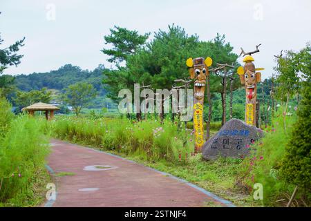 Goesan County, Südkorea - 10. September 2020: Traditionelle Holzpfähle stehen am Eingang eines Wanderweges auf dem Land, der als dient Stockfoto
