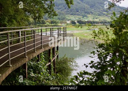 Goesan County, Südkorea - 10. September 2020: Eine erhöhte Promenade umgibt den Rand des Seonghwang Stream und bietet einen Panoramablick auf die umliegenden Fallen Stockfoto