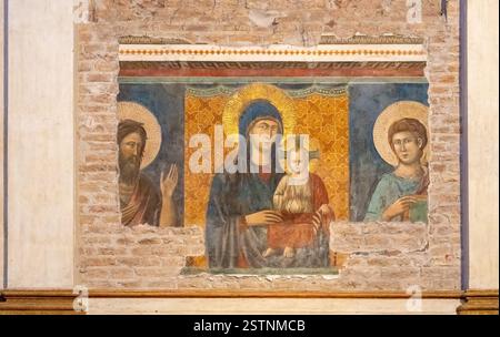 Nahaufnahme gut erhaltener Ruinen des mittelalterlichen religiösen Freskos, gemalt auf einer Ziegelmauer Stockfoto