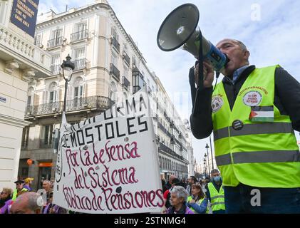 Madrid, Spanien. Februar 2025. Rentnerverbände in Madrid haben gegen Kürzungen bei den öffentlichen Dienstleistungen demonstriert. Der Protest fand zwischen Puerta del Sol und dem Abgeordnetenkongress statt. (Kreditbild: © Richard Zubelzu/ZUMA Press Wire) NUR REDAKTIONELLE VERWENDUNG! Nicht für kommerzielle ZWECKE! Stockfoto