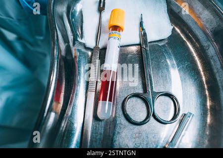 Op-tray mit medizinischen Geräten für Blut, Stockfoto