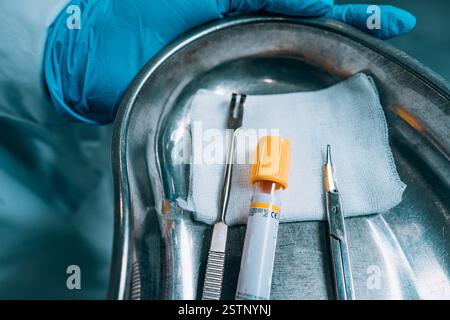 Op-tray mit medizinischen Geräten für Blut, Stockfoto