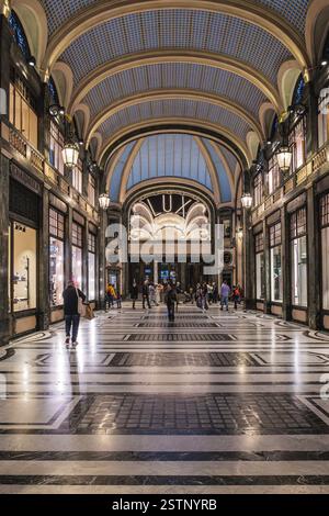 Turin, Italien. Inneres der Galleria San Federico, in der Nähe der Piazza San Carlo im Stadtzentrum. Eklektischer Stil. Im Hintergrund beleuchtetes Cine-Zeichen Stockfoto