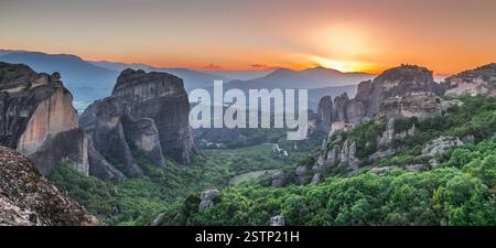 Panoramablick auf die Klöster von Meteora bei Sonnenuntergang Stockfoto
