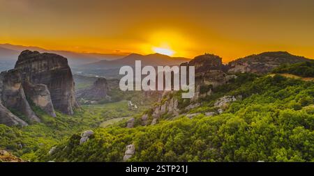 Panoramablick auf die Klöster von Meteora bei Sonnenuntergang Stockfoto