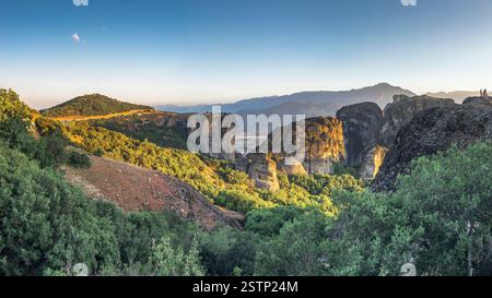Panoramablick auf die Klöster von Meteora bei Sonnenuntergang Stockfoto