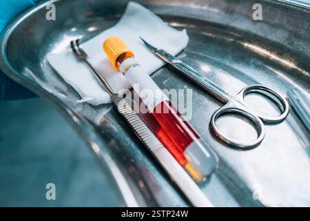 Op-tray mit medizinischen Geräten für Blut, Stockfoto