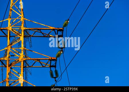 Power Tower-Detail. Elektrische Isolatoren auf rostigem Power-Tower montiert Stockfoto