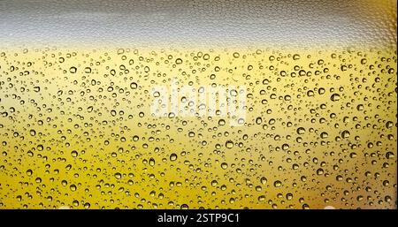 Weiße Wassertropfen oder flüssige Perlen auf einem sauberen Desinfektionsgrund. Stockfoto