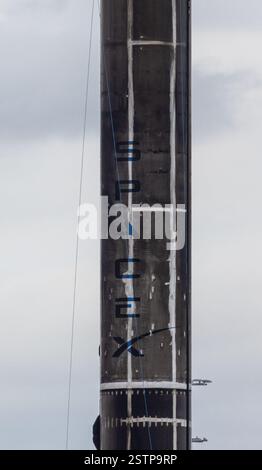 Cape Canaveral, USA. Februar 2025. Vor Sonnenuntergang führte die SpaceX-Flotte das Arbeitspferd B-1067 mit 26. Flügen ins All und Landungen von ASOG beladen. Sichtprüfung der Schweißnähte durch SpaceX vor dem 26. Flug. Port Canaveral Brevard County Florida USA. (Foto: Scott Schilke/SIPA USA) Credit: SIPA USA/Alamy Live News Stockfoto