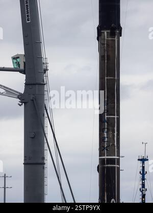 Cape Canaveral, USA. Februar 2025. Vor Sonnenuntergang führte die SpaceX-Flotte das Arbeitspferd B-1067 mit 26. Flügen ins All und Landungen von ASOG beladen. Sichtprüfung der Schweißnähte durch SpaceX vor dem 26. Flug. Port Canaveral Brevard County Florida USA. (Foto: Scott Schilke/SIPA USA) Credit: SIPA USA/Alamy Live News Stockfoto