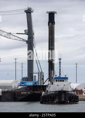 Cape Canaveral, USA. Februar 2025. Vor Sonnenuntergang führte die SpaceX-Flotte das Arbeitspferd B-1067 mit 26. Flügen ins All und Landungen von ASOG beladen. Sichtprüfung der Schweißnähte durch SpaceX vor dem 26. Flug. Port Canaveral Brevard County Florida USA. (Foto: Scott Schilke/SIPA USA) Credit: SIPA USA/Alamy Live News Stockfoto