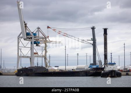 Cape Canaveral, USA. Februar 2025. Vor Sonnenuntergang führte die SpaceX-Flotte das Arbeitspferd B-1067 mit 26. Flügen ins All und Landungen von ASOG beladen. Sichtprüfung der Schweißnähte durch SpaceX vor dem 26. Flug. Port Canaveral Brevard County Florida USA. (Foto: Scott Schilke/SIPA USA) Credit: SIPA USA/Alamy Live News Stockfoto