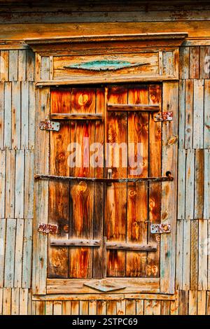 Altes Holzfenster mit geschlossenem Rollläden Stockfoto