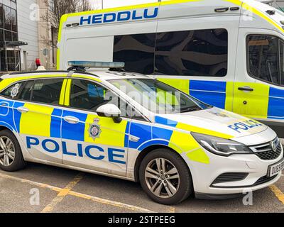 Cardiff, Wales, Vereinigtes Königreich - 11. Dezember 2024: Polizeifahrzeuge der britischen Verkehrspolizei parken vor dem Bahnhof Cardiff Central Stockfoto