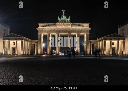 Das Brandenburger Tor ist ein neoklassizistischer Triumphbogen aus dem 18. Jahrhundert in Berlin Stockfoto