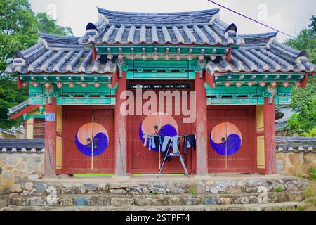 Goesan County, Südkorea - 10. September 2020: Das pulsierende Holztor von Yeonpung Hyanggyo, das mit traditionellen Taeguk-Symbolen geschmückt ist, dient als das Stockfoto