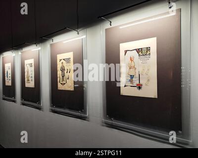 KIEW, UKRAINE - 19. FEBRUAR 2025 - Darstellungen aus dem Album der Uniformen der ukrainischen Armee und Marine für die Zeit des Befreiungskampfes 1917–1921 des ukrainischen Malers, Heraldisten und Sternschyna der ukrainischen Volksrepublik Mykola Bytytnskyi werden während der Ausstellung Schild auf dem Schild im Nationalmuseum der ukrainischen Geschichte im Zweiten Weltkrieg am Tag des Nationalwappen der Ukraine, Kiew, Hauptstadt der Ukraine, gezeigt. (Foto: Hennadii Minchenko/Ukrinform) Stockfoto