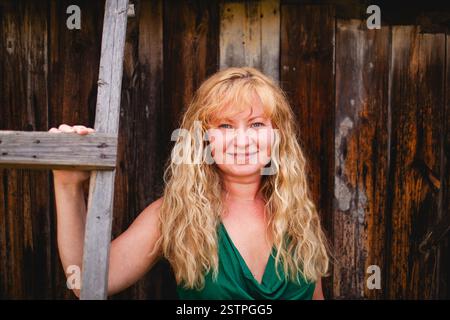 Porträt einer jungen slawischen Frau in einem ländlichen Dorf, die natürliche Schönheit und Einfachheit ausstrahlt. Stockfoto