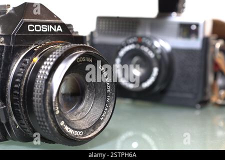 Athen, Griechenland - 18. februar 2025 - zwei alte Filmkameras mit Staub, Kratzern und abgenutzten Details. Stockfoto