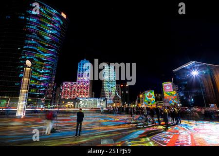 Moderner Wolkenkratzer am Potsdamer Platz in hellen Farben. Festival of Lights 2018. Stockfoto