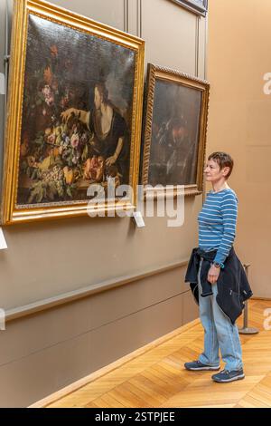 Paris, Frankreich - 02 23 2022: Louvre Museum. Porträt einer Reifen Frau mit kurzen Haaren aussehenden Gemälden im Museum Stockfoto