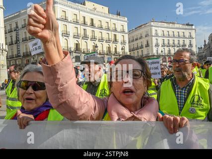 Madrid, Spanien. Februar 2025. Rentnerverbände in Madrid haben gegen Kürzungen bei den öffentlichen Dienstleistungen demonstriert. Der Protest fand zwischen Puerta del Sol und dem Abgeordnetenkongress statt. (Kreditbild: © Richard Zubelzu/ZUMA Press Wire) NUR REDAKTIONELLE VERWENDUNG! Nicht für kommerzielle ZWECKE! Stockfoto