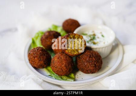 Hausgemachte Falafel serviert mit Joghurtdip, selektiver Fokus Stockfoto