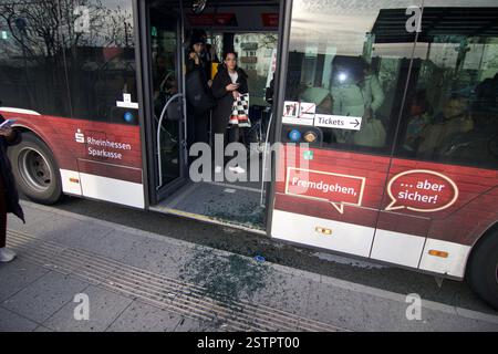 Mainz-Kastel, Deutschland. Februar 2025. Kaputte Glastür eines Busses. Stockfoto