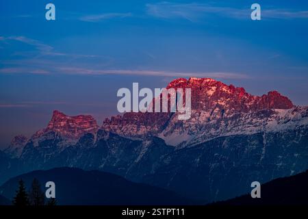 Monte Civetta und monte Pelmo bei den ersten Sonnenstrahlen Stockfoto