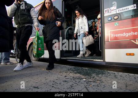 Mainz-Kastel, Deutschland. Februar 2025. Kaputte Glastür eines Busses. Stockfoto