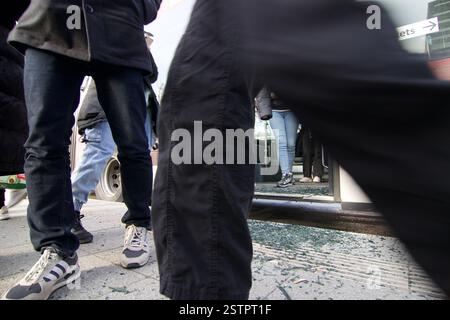 Mainz-Kastel, Deutschland. Februar 2025. Kaputte Glastür eines Busses. Stockfoto
