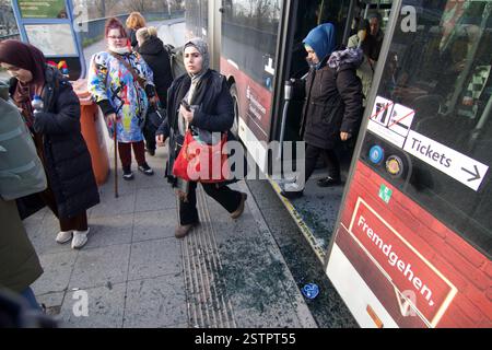 Mainz-Kastel, Deutschland. Februar 2025. Kaputte Glastür eines Busses. Stockfoto