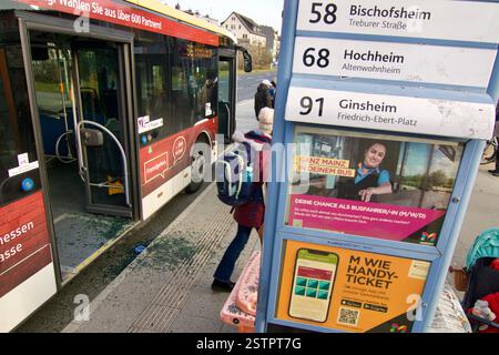 Mainz-Kastel, Deutschland. Februar 2025. Kaputte Glastür eines Busses. Stockfoto
