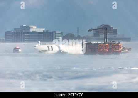 Das Wrack des Delta Connection Fluges 4819, nachdem er am Flughafen Toronto Pearson abgestürzt war. Stockfoto