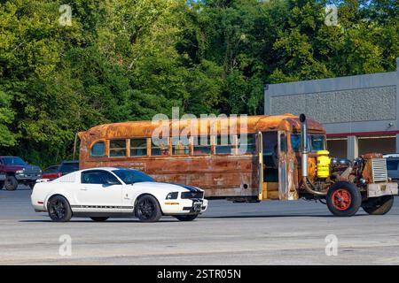 Erwin, Tennessee, USA – 7. September 2024: Großer Unterschied zwischen diesen beiden Fahrzeugen, die nebeneinander auf einem Parkplatz sitzen. Stockfoto