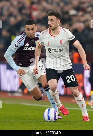 Birmingham, Großbritannien. Februar 2025. Diogo Jota aus Liverpool wurde von Aston Villa's Morgan Rogers während des Spiels Aston Villa gegen Liverpool Premier League im Villa Park, Birmingham, verfolgt. Der Bildnachweis sollte lauten: Andrew Yates/Sportimage Credit: Sportimage Ltd/Alamy Live News Stockfoto
