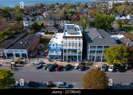 Cape Charles Virginia - 23. April 2022: Luftaufnahme von Unternehmen auf der Mason Avenue in Cape Charles Virginia Stockfoto