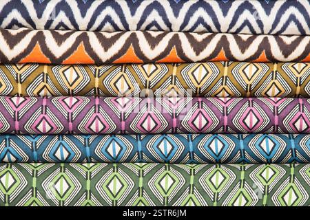Texturhintergrund mit Stoffmuster. Stoffgewebe in verschiedenen Farben. Stockfoto