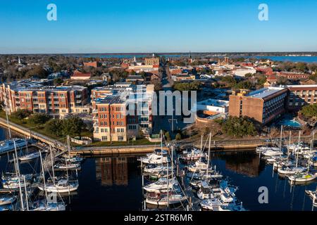Blick aus der Vogelperspektive auf die Innenstadt von New Bern North Carolina vom Yachthafen aus nach Norden Stockfoto