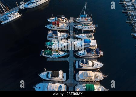 Ein Blick von oben auf Segelboote und Yachten an einem Yachthafen Stockfoto
