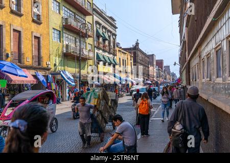 Mexiko-Stadt Mexiko - 18. Februar 2022: Eine belebte Straße mit Geschäften und Märkten voller Menschen im zentralen Viertel von Mexiko-Stadt Stockfoto