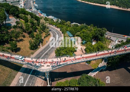 Antenne drone Ansicht der neuen Fußgängerbrücke von oben Stockfoto