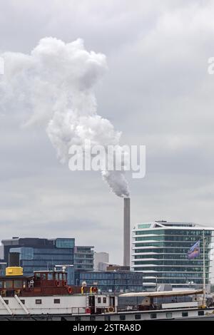 Weißer Rauchkamin Stockfoto