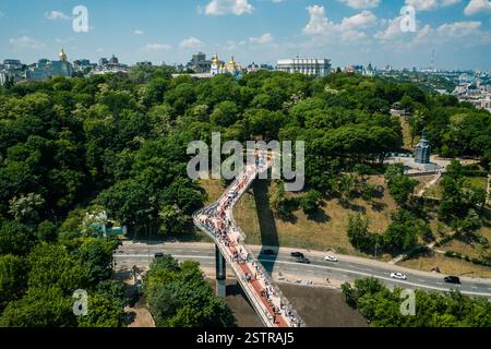 Antenne drone Ansicht der neuen Fußgängerbrücke von oben Stockfoto
